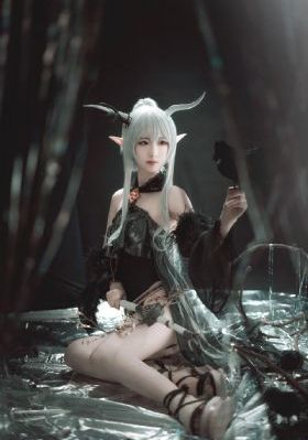 美女四肢被绑在床扒衣小说_BD英语免费观看
